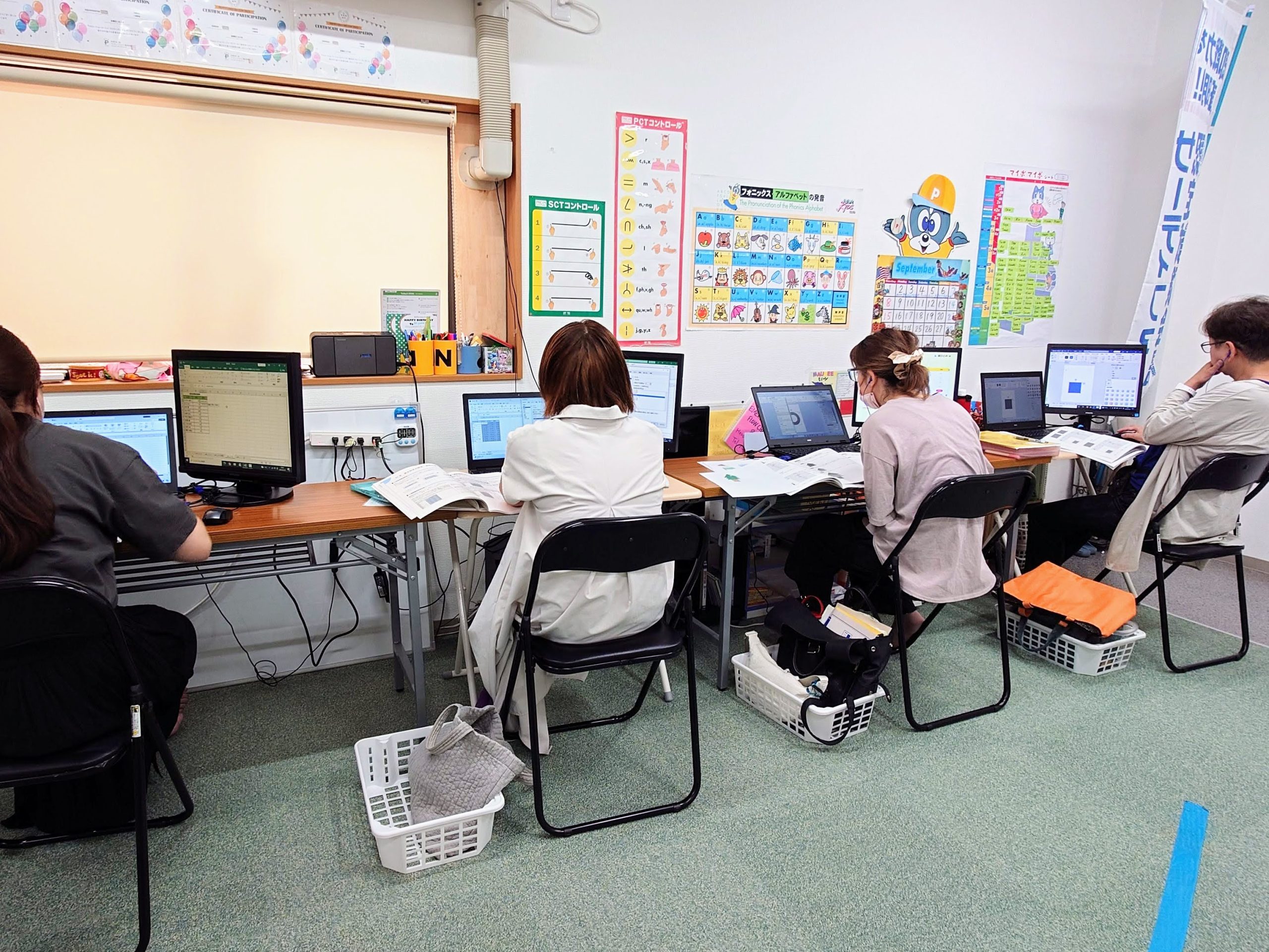 教室の受講風景です 皆様それぞれ目的のコース、レッスンをしています
